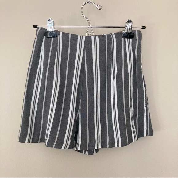 ZARA Trafaluc High Waisted Pleated Shorts - Picture 7 of 10